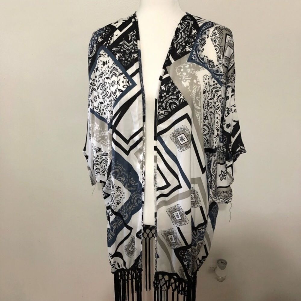 WHITE MARK FRINGE PRINT KIMONO is a trendy